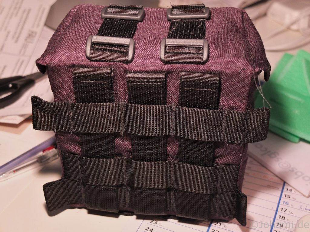Der fertige Molle Rücken mit den Schlaufen für die Beinriemen links und rechts.