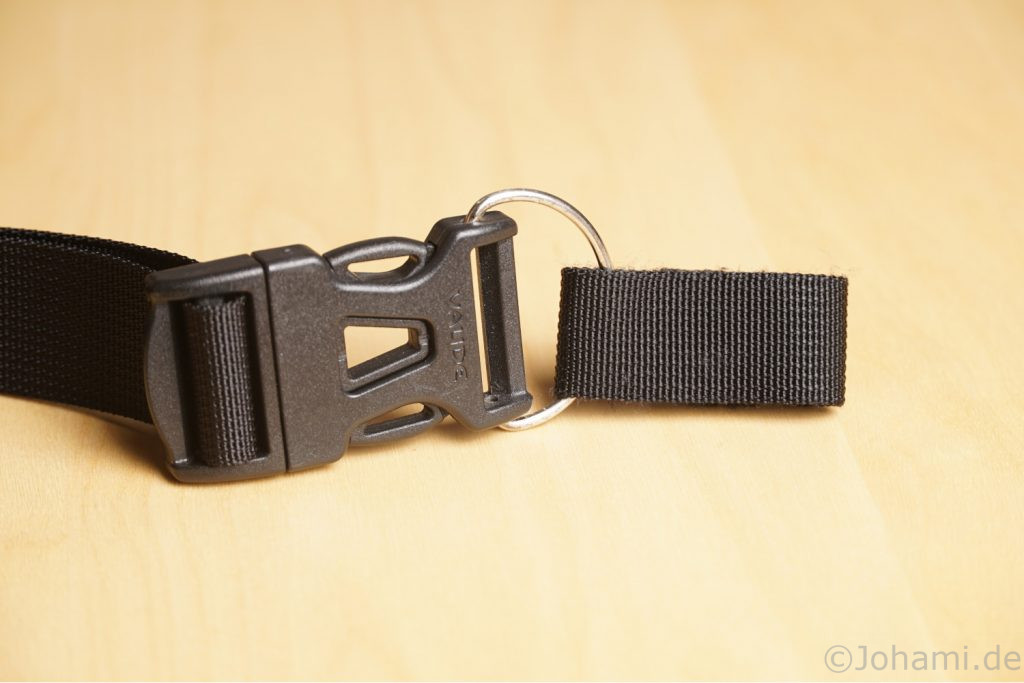 Der Ring an der Gürtelschlaufe ermöglicht einen Winkelausgleich zwischen Gürtelriemen und Gürtel bei der Bewegung.
