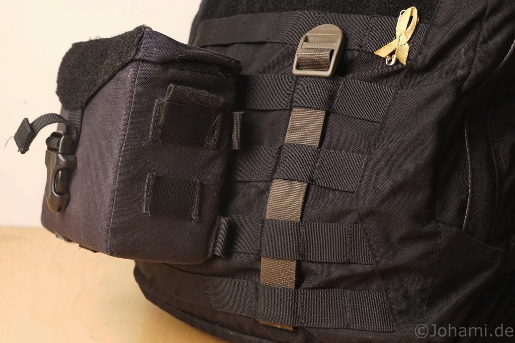 Die Kameratasche am Rucksack.