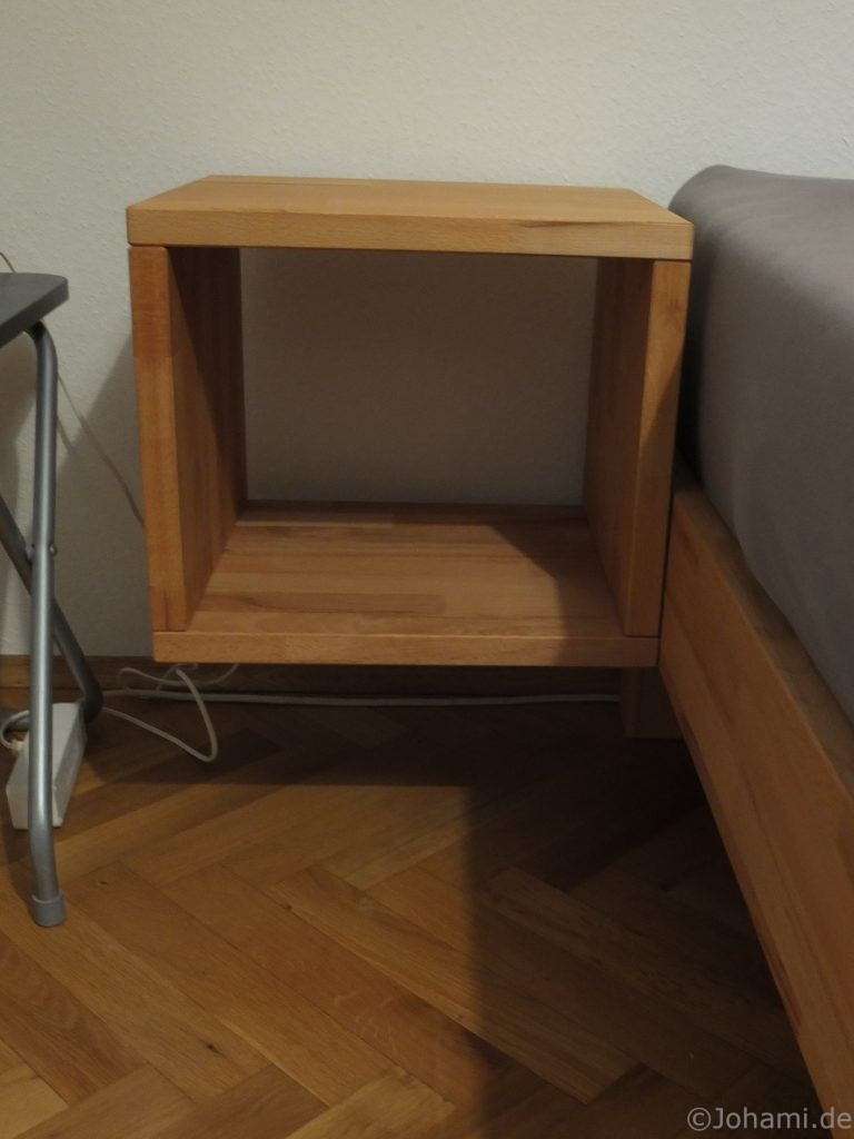 Der schwebende Nachttisch.