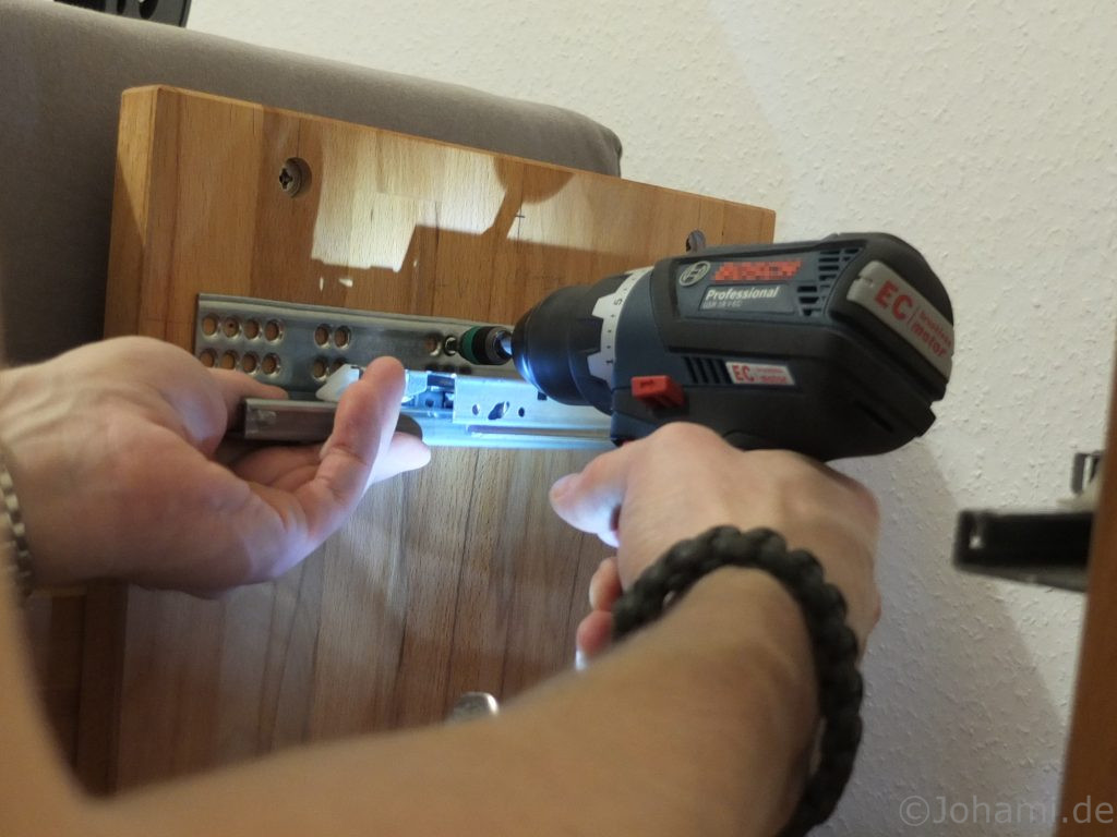 Anschrauben der Schienen